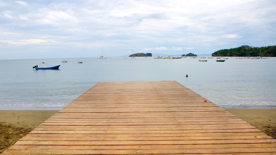 Coco Beach showing a beach