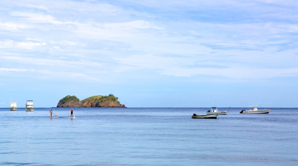 Playa de Bahía Hermosa que incluye vistas de una isla y vistas generales de la costa