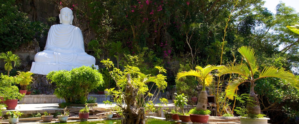 Da Nang featuring a statue or sculpture, a pond and a garden
