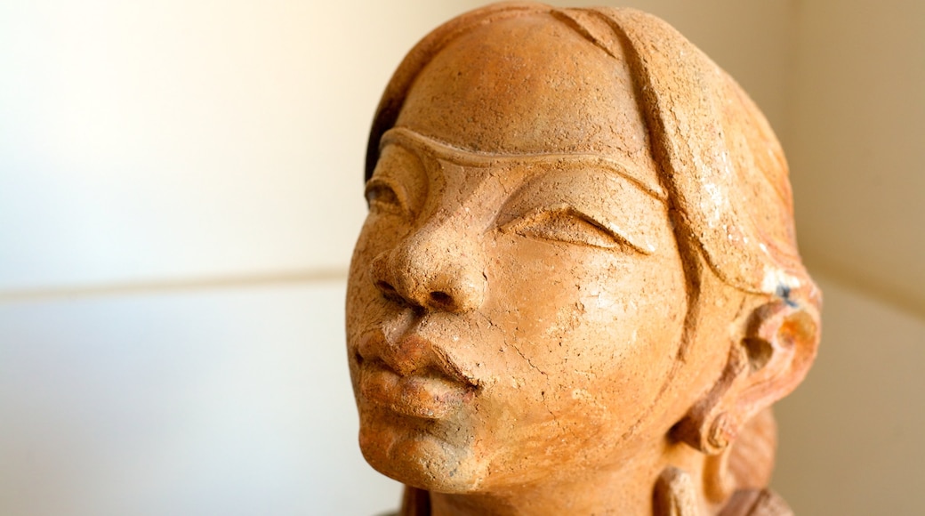 Cham-skulpturmuseet og byder på interiør og en statue eller en skulptur