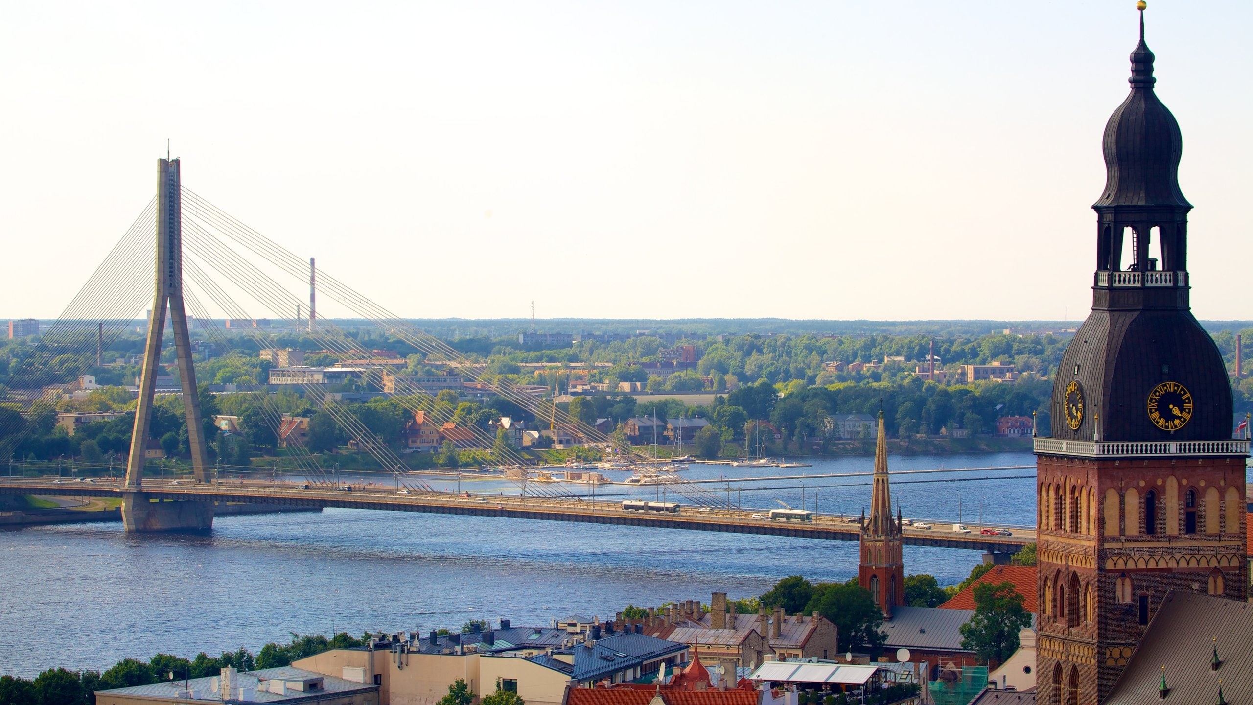 Pyhän Pietarin kirkko johon kuuluu kaupunki, joki tai puro ja silta