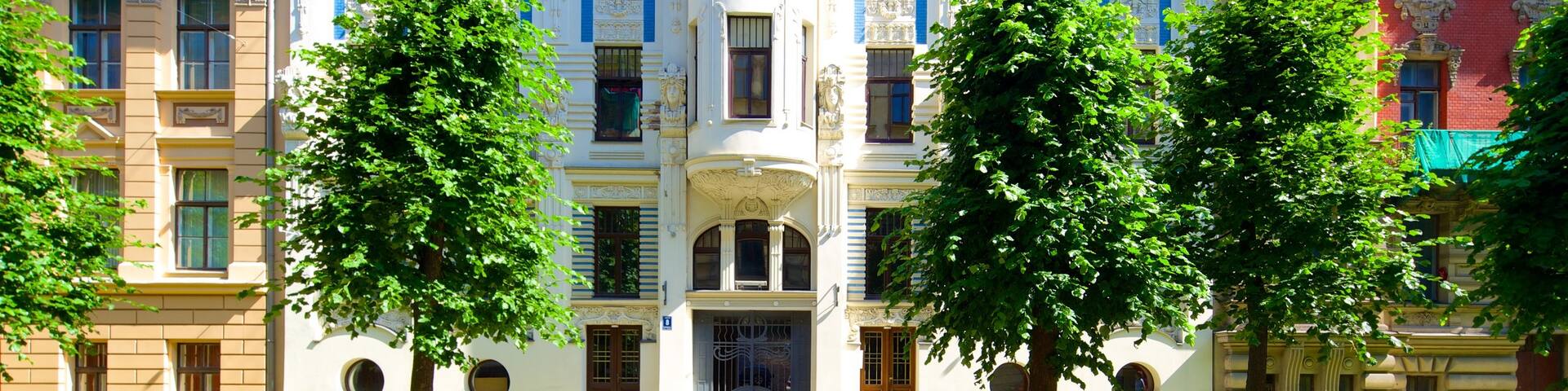 Riga showing street scenes, a house and heritage architecture