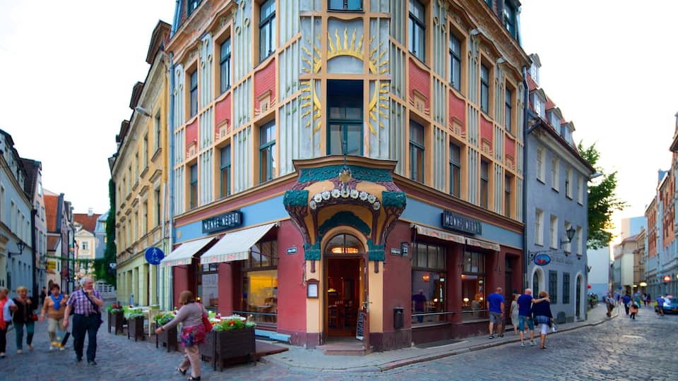 Old Town showing heritage architecture and street scenes