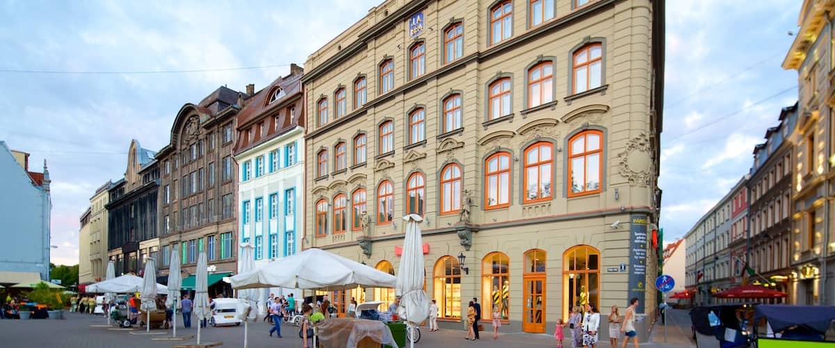 Old Town showing street scenes