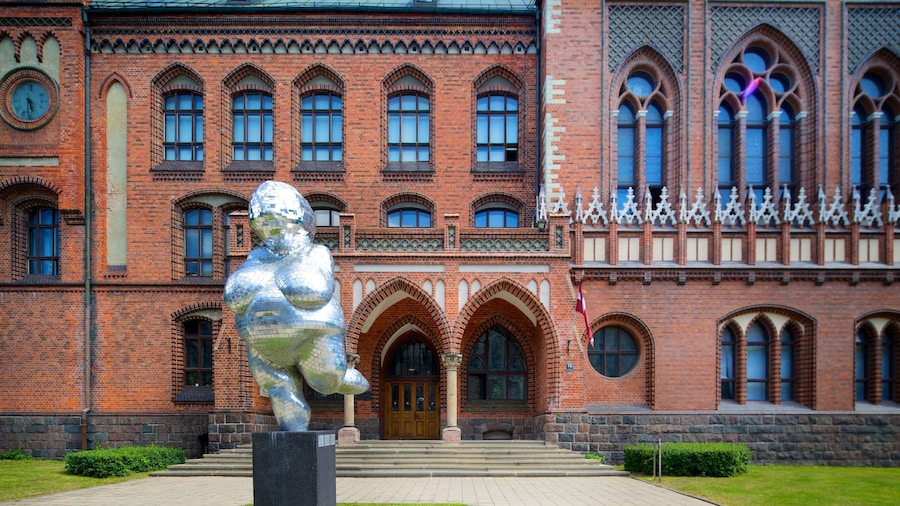 Musée des arts lettons mettant en vedette statue ou sculpture