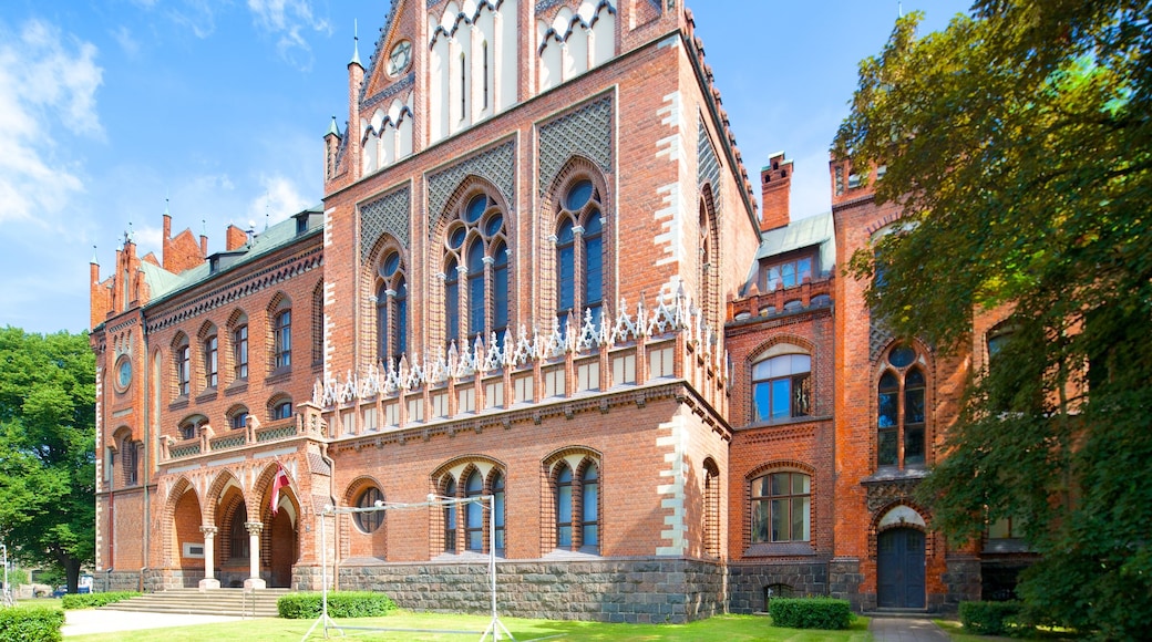 Latvisk kunstmuseum som inkluderer gatescener og historisk arkitektur