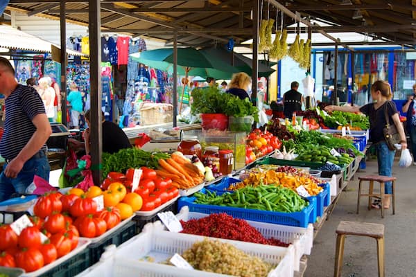 Hauptmarkt von Riga mit einem StraĂenszenen und MĂ€rkte sowie groĂe Menschengruppe