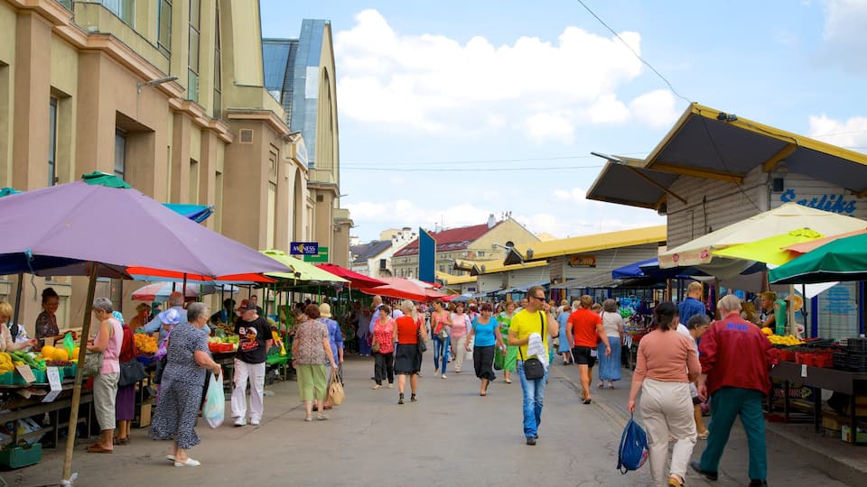 Mercado central de Riga ofreciendo escenas urbanas y mercados y también un gran grupo de personas