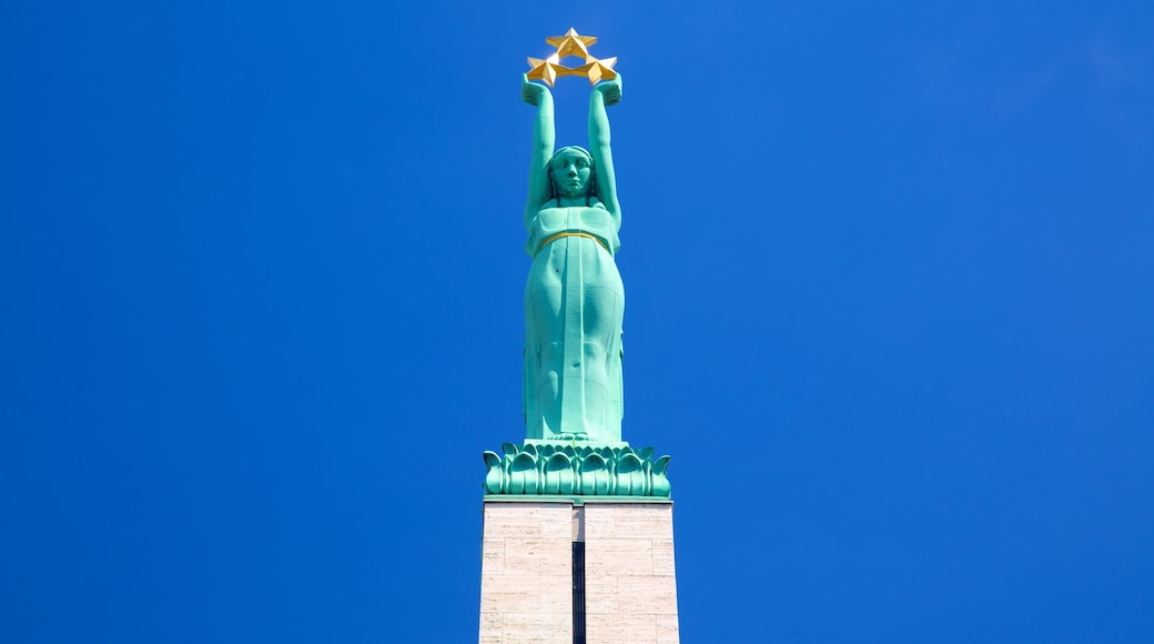 Freedom Monument showing a monument and a statue or sculpture