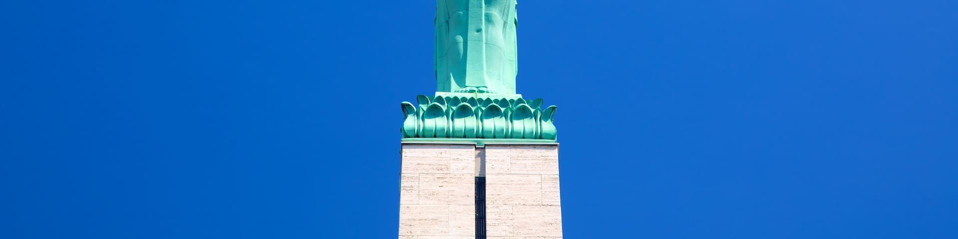 Freedom Monument showing a statue or sculpture and a monument