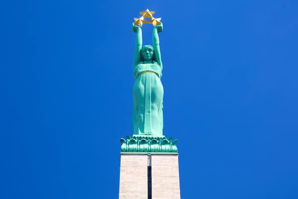 Monument à la liberté qui includes monument et statue ou sculpture