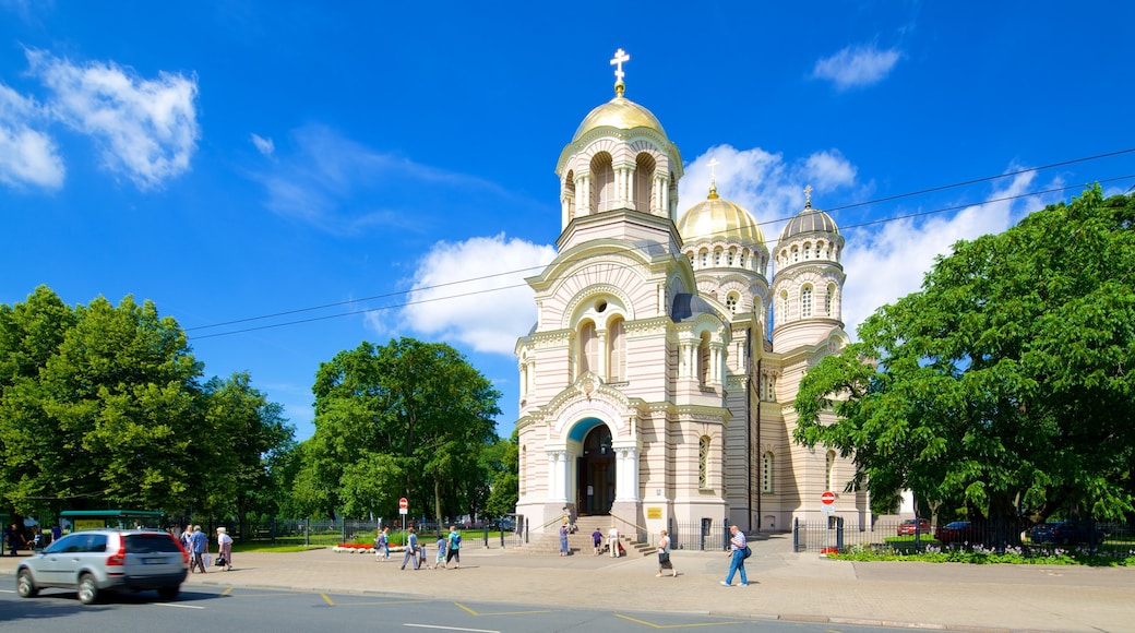 Rysk-ortodoxa katedralen som visar en kyrka eller katedral och gatuliv