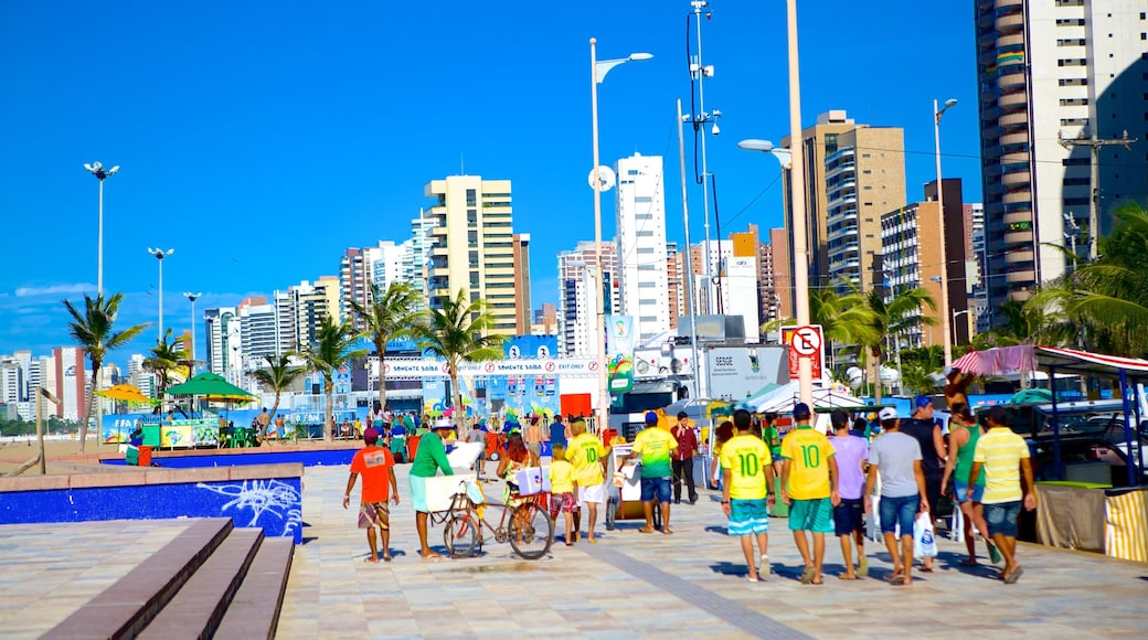 Fortaleza mostrando strade cosi come un grande gruppo di persone