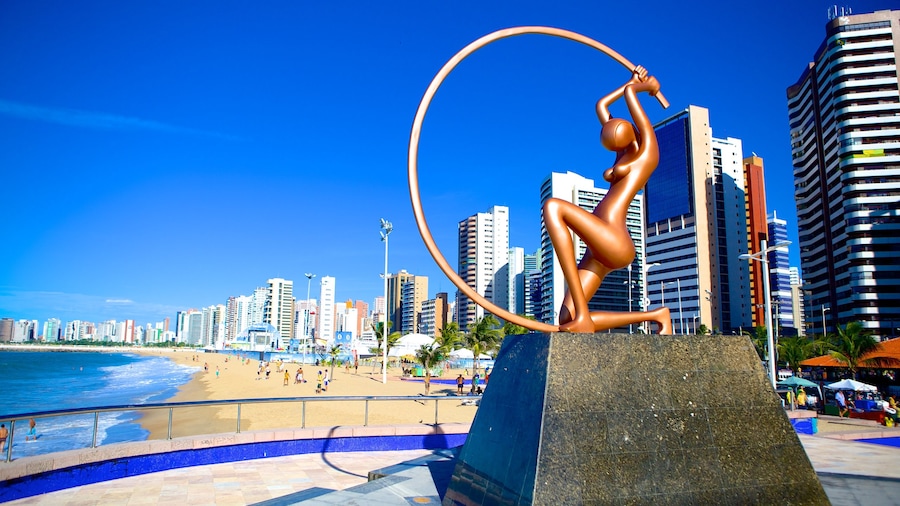 Fortaleza som inkluderar utomhuskonst, affärsdistrikt och en strand