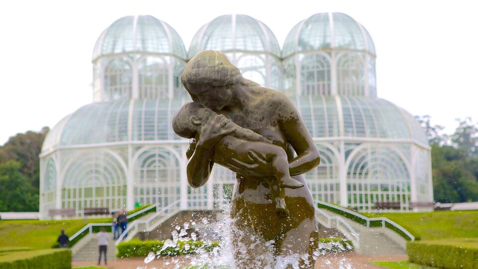 Curitiba caracterizando uma estátua ou escultura, uma fonte e um jardim