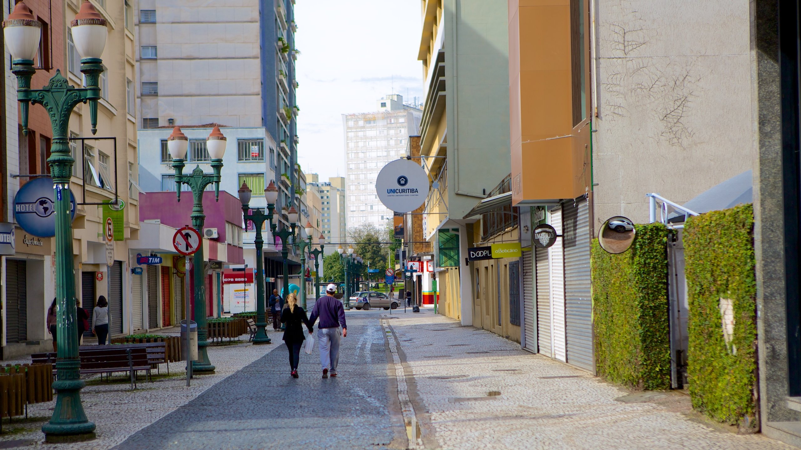 Curitiba showing street scenes as well as a couple