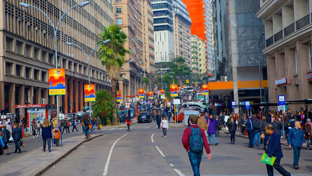 Porto Alegre featuring street scenes as well as a large group of people