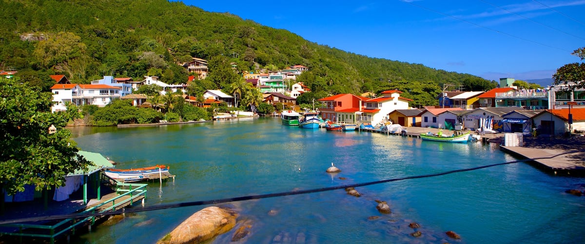 Playa Barra da Lagoa mostrando una bahía o puerto y una ciudad costera