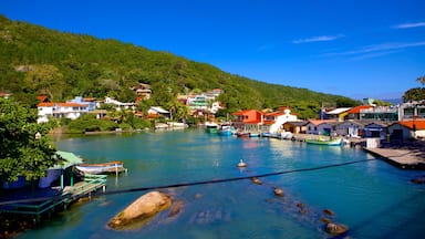 Barra da Lagoas strand presenterar en hamn eller havsbukt och en kuststad