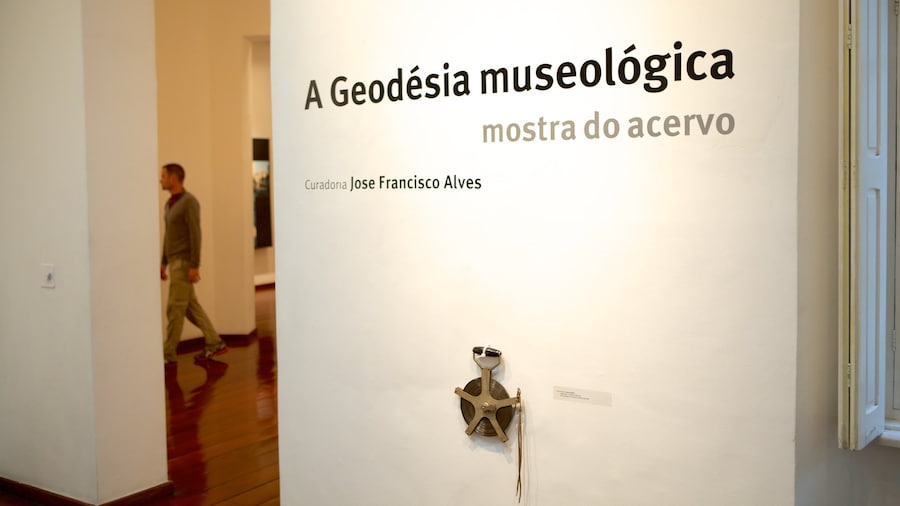 Musée d\'art contemporain montrant signalisation et vues intérieures