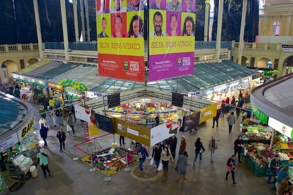 Marché public montrant marchés, nourriture et scÚnes de rue