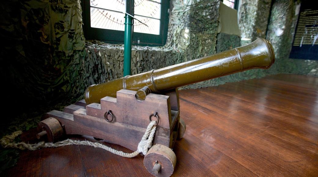 Legermuseum inclusief interieur en militaire voorwerpen