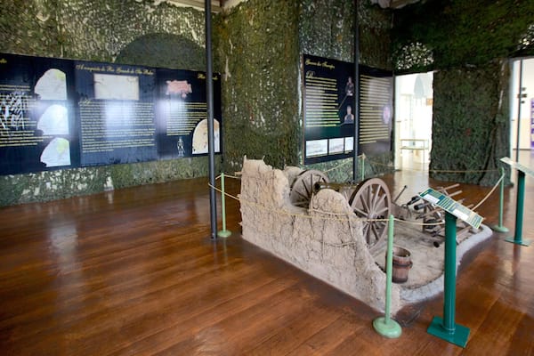 Musée militaire qui includes vues intérieures et articles militaires