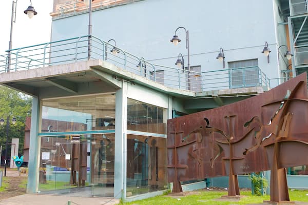 GasĂłmetro qui includes scĂšnes de rue et art en plein air