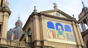 Metropolitan Cathedral showing religious elements, heritage architecture and a church or cathedral