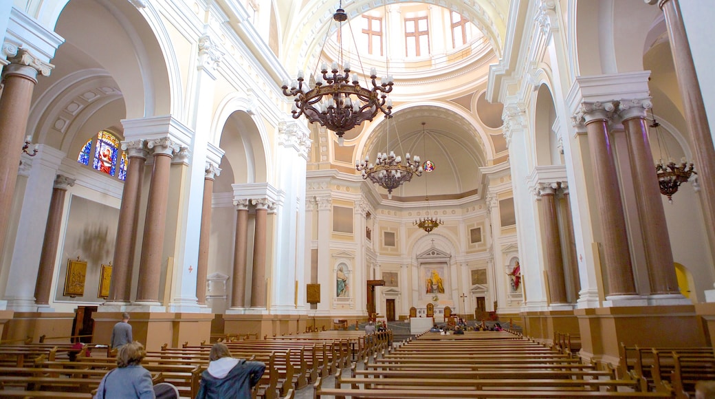 Den Metropolitanske Katedral og byder på interiør, en kirke eller en katedral og religiøse aspekter