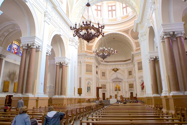 Cathédrale Métropolitaine qui includes vues intérieures, église ou cathédrale et éléments religieux