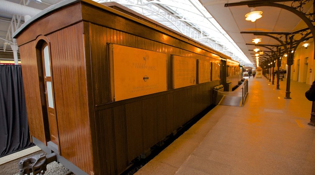 Museu da Ferrovia que inclui vistas internas e itens de ferrovia