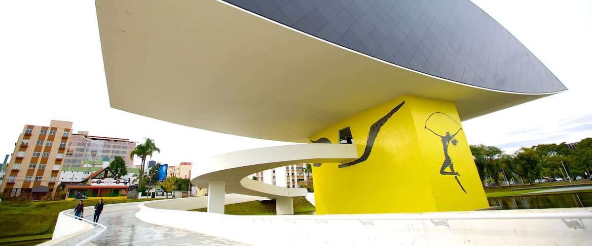 Oscar Niemeyer Museum featuring industrial elements, street scenes and cbd