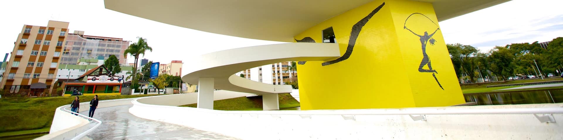 Oscar Niemeyer Museum which includes central business district, a square or plaza and street scenes