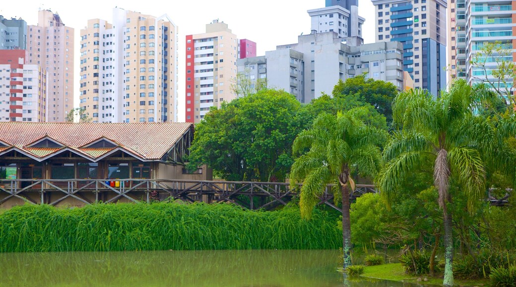 Jardín Botánico de Curitiba ofreciendo un lago o espejo de agua y una ciudad