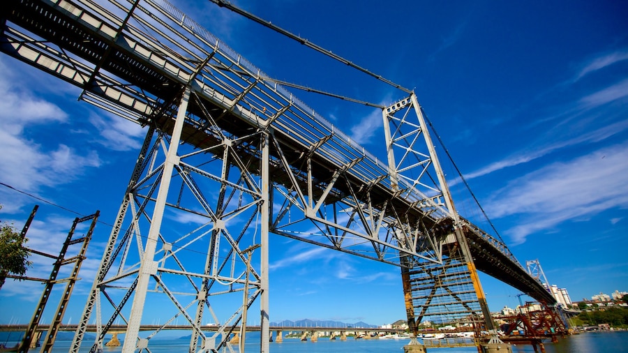 Ponte HercĂlio Luz que inclui uma ponte