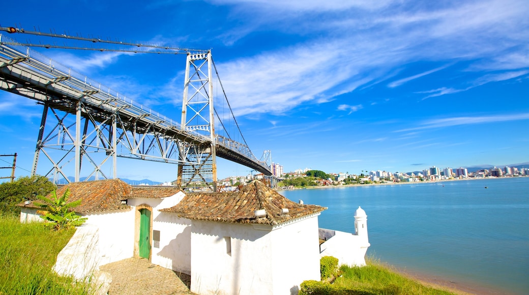 Ponte Hercílio Luz que inclui paisagens litorâneas e uma ponte