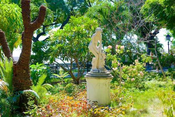Passeio Publico showing a park and a statue or sculpture
