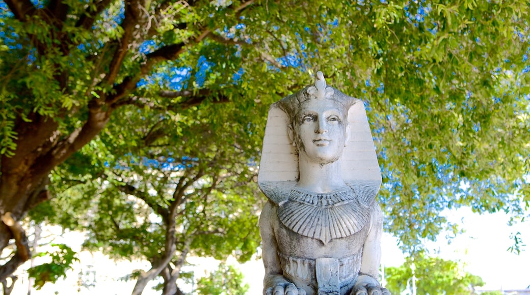 Passeio Publico showing a statue or sculpture