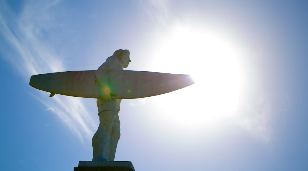 Mole Beach showing a statue or sculpture