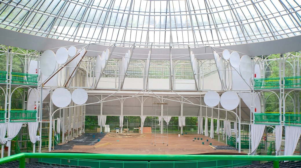 Teatro Ópera de Arame ofreciendo escenas de teatro, vista interna y arquitectura moderna