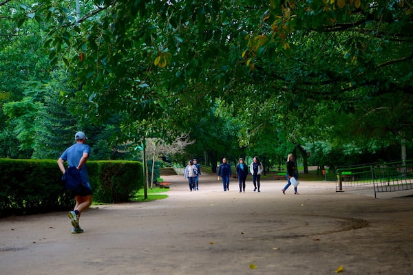 Parque Moinhos de Vento welches beinhaltet Wandern oder Spazieren und Park sowie einzelner Mann