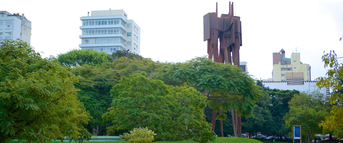 Moinhos de Vento Park which includes outdoor art and a park