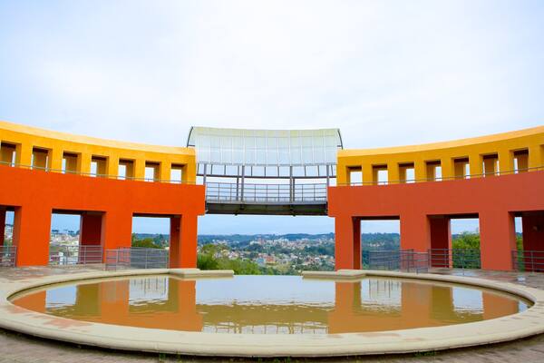 Parklandschaft Parque Tanguá das einen moderne Architektur und Teich