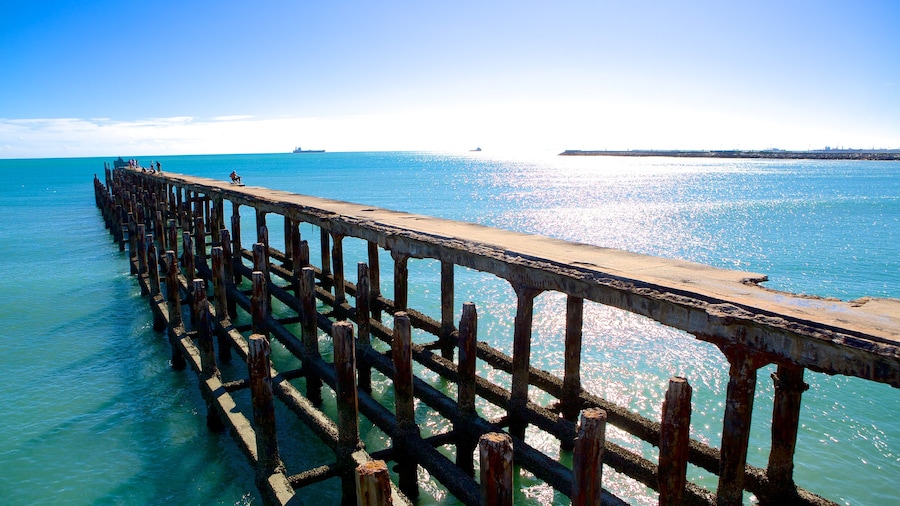 Ponte dos Ingleses which includes general coastal views