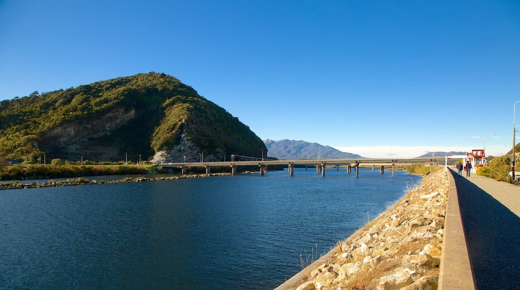 Greymouth som inkluderar berg och en å eller flod