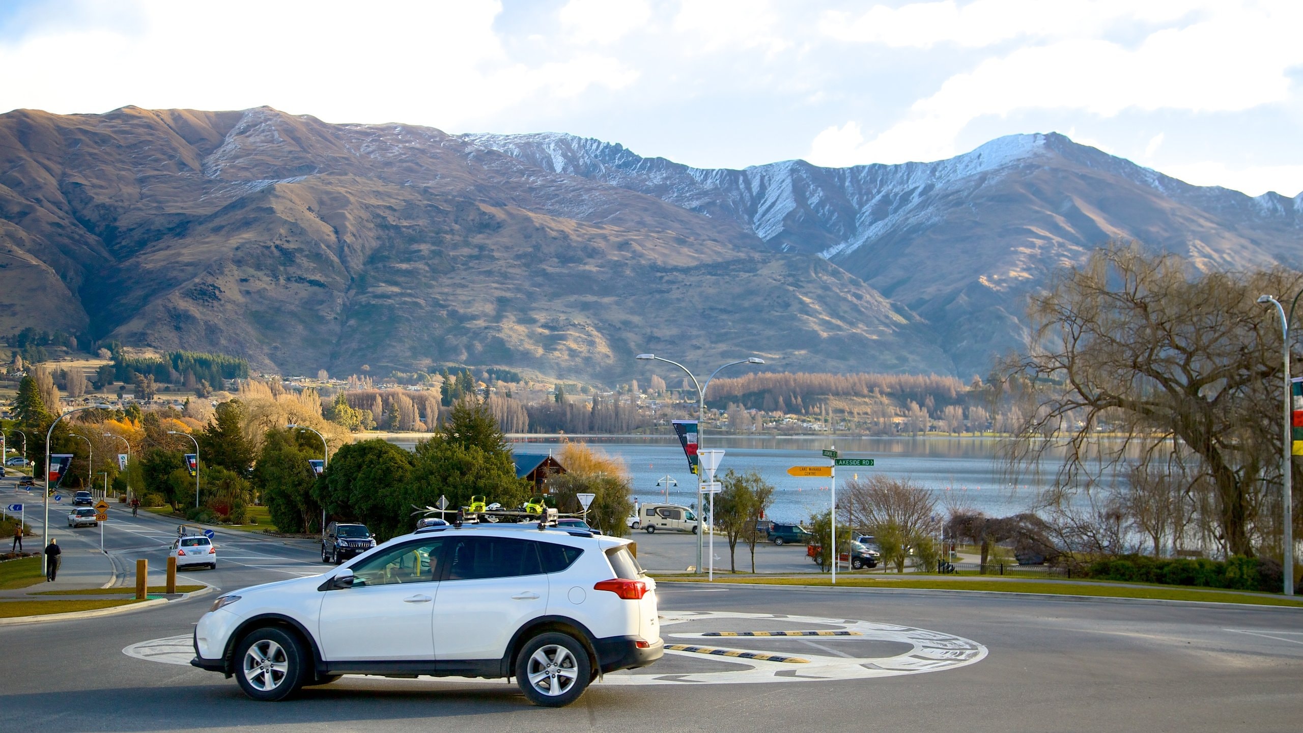 Wanaka featuring street scenes, mountains and touring