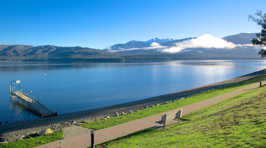 Te Anau que incluye vista panorámica y un lago o espejo de agua