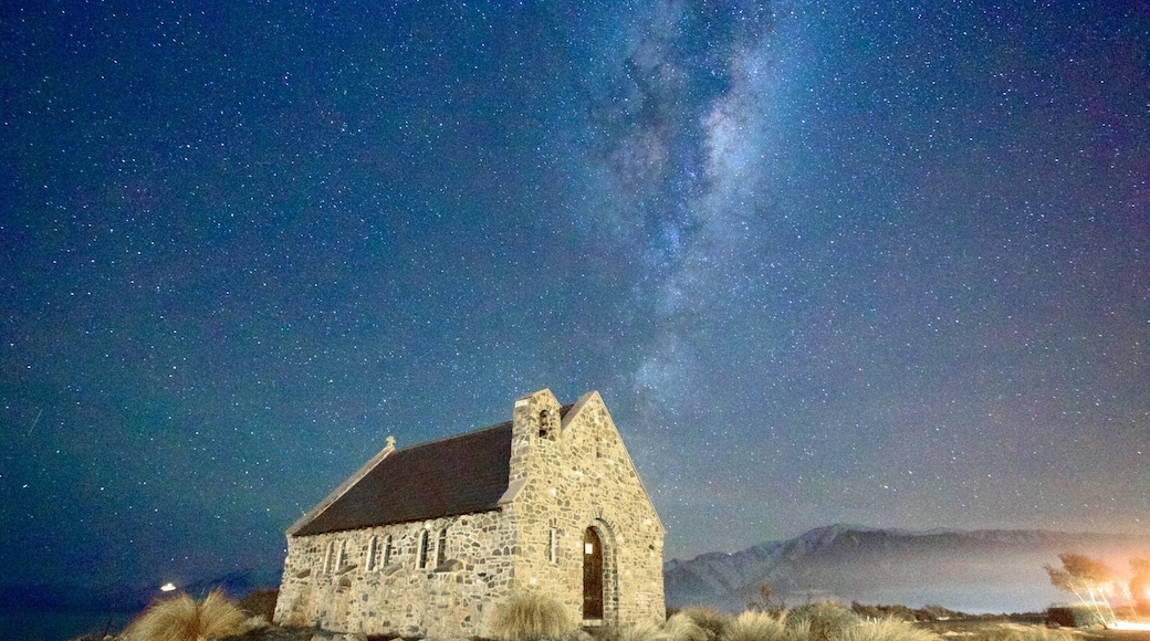 Church of the Good Shepherd que incluye escenas de noche y una iglesia o catedral