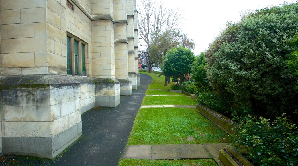 St. Paul\'s Cathedral featuring a garden and heritage elements